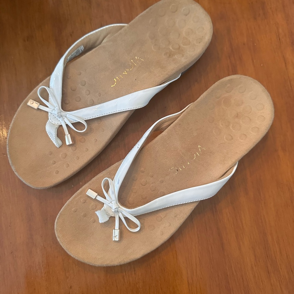 Vionic White and Tan Women's Sandals